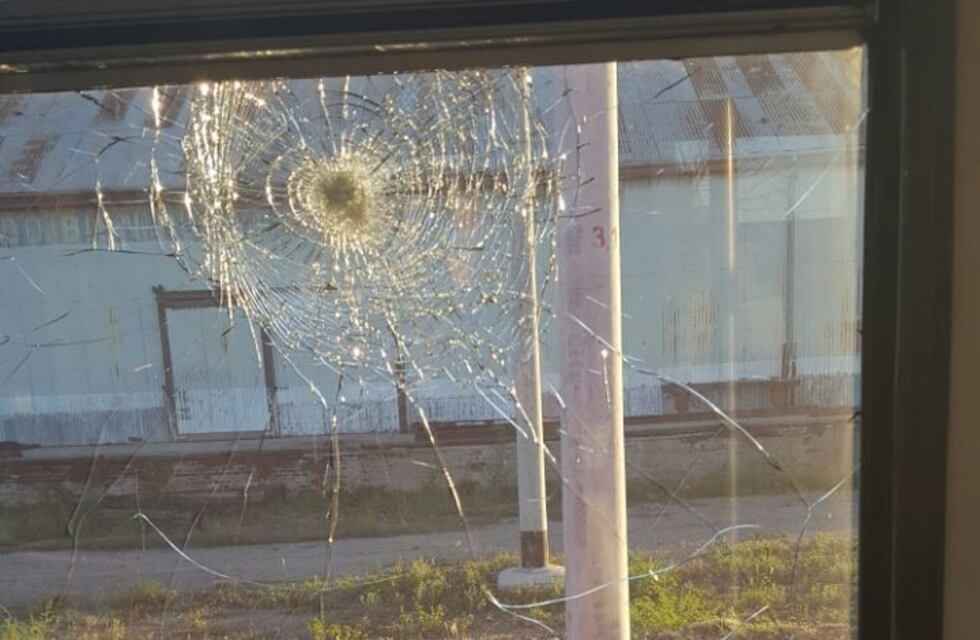 Apedrearon a los colectivos que circulaban con la frecuencia mínima