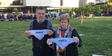 Alberto Perassi y su esposa asistieron a la vigilia en el inicio de las audiencias\u002E (@gbelluati)