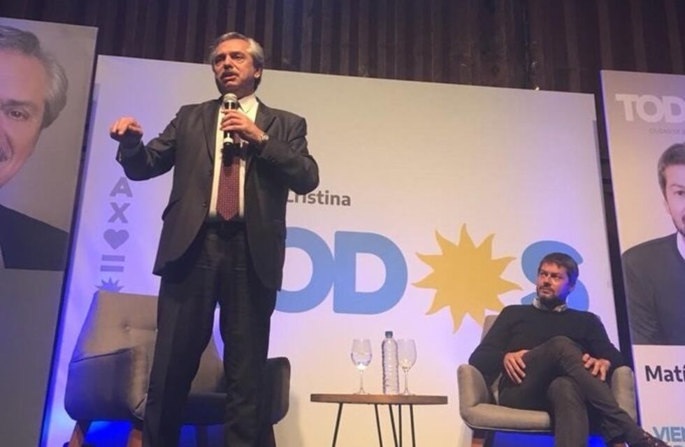 Alberto Fernández le habló a los jóvenes en un centro cultural de Chacarita: "No dejen que nadie los domestique"