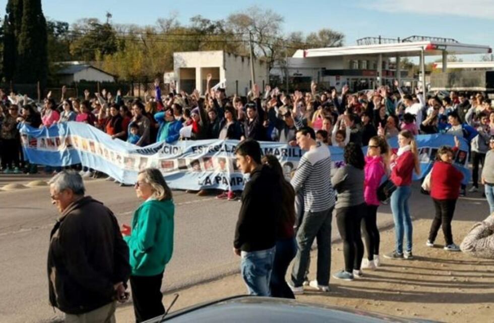 Multitudinaria concentración en General Acha para pedir una rotonda en el acceso