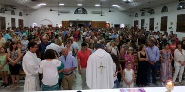 En una parroquia de Paraná bendicen a enfermos con cruces que entregó el Padre Ignacio Administrador de HTML Libre