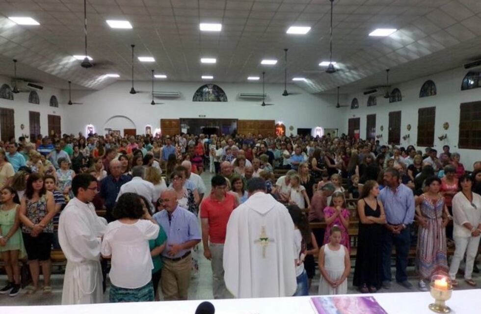 En una parroquia de Paraná bendicen a enfermos con cruces que entregó el Padre Ignacio