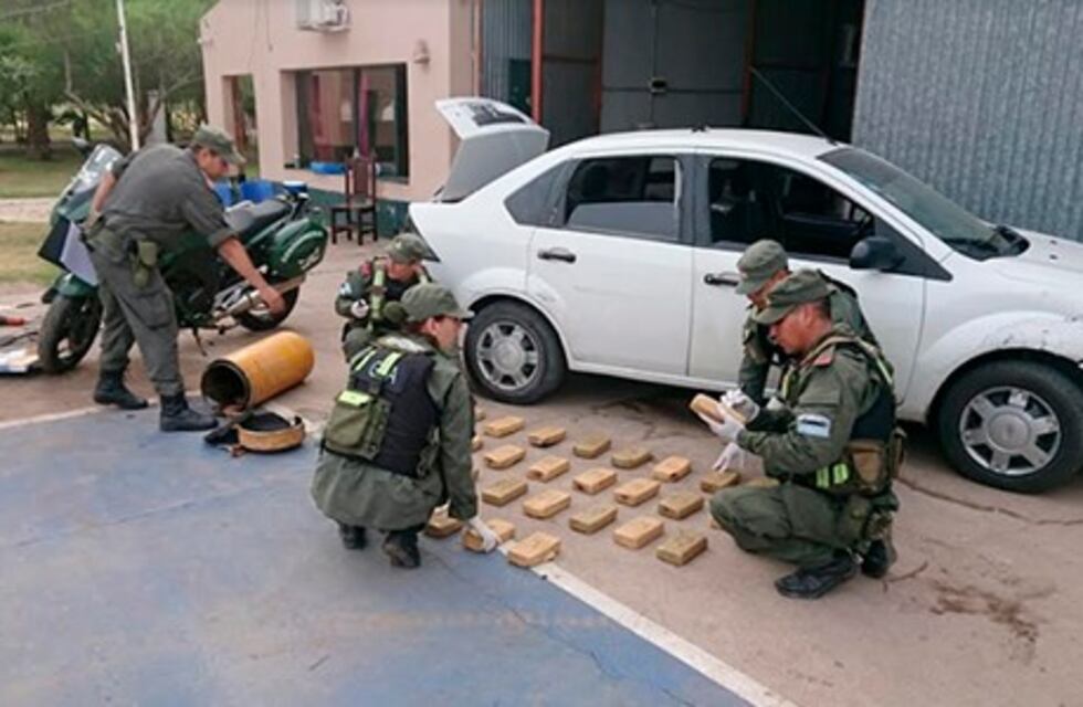 Villa María: secuestran 30 kilos de cocaína ocultos en el tanque de gas de un auto