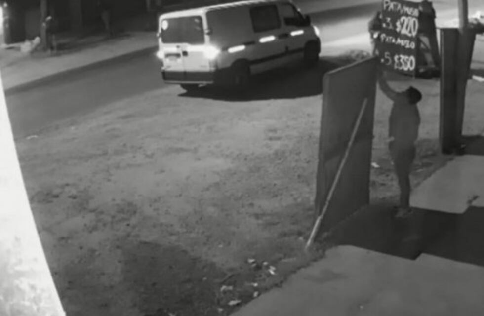 Un policía borracho se robó un cartel y terminó preso