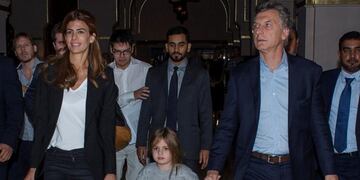 El presidente argentino, Mauricio Macri, el 12/05/2017 en Emiratos Árabes junto a su mujer e hija\u002E El mandatario propuso el 13/05/2017 a empresarios y funcionarios de los Emiratos Árabes Unidos avanzar en la concreción de acuerdos comerciales \