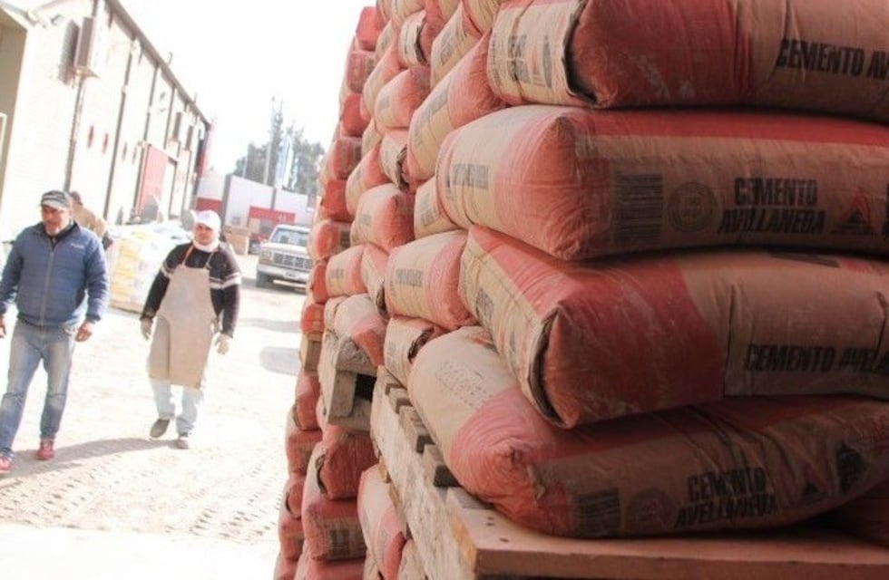 Por la suba del dólar, limitaron la venta de materiales y de alimentos
