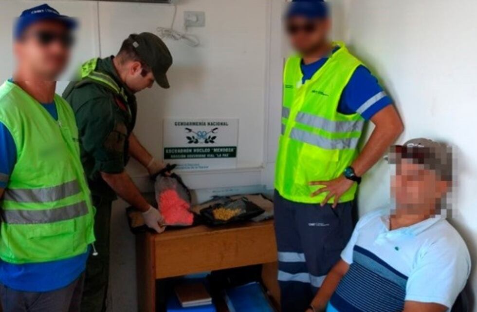 Transportaba 6 mil dosis de éxtasis y 2 kilos de cocaína