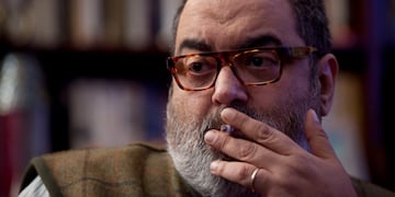 FILE - In this June 7, 2012 file photo, journalist Jorge Lanata smokes during an interview in Buenos Aires, Argentina. A recent report by the journalist links Argentina's President Cristina Fernandez to alleged money laundering, prompting furious denials from the Argentine government. Lanata noted that Fernandez made an unofficial stop in the Indian Ocean nation of the Seychelles during a trip to Asia in January, suggesting it was due to her connection with a firm there. He alleges the firm is part of an international network of shell companies used to launder money for the president and her late husband. Officials say Fernandez stayed 13 hours in Seychelles so her airplane could be refueled and the pilots could rest in the midst of a long journey. (AP Photo/Natacha Pisarenko, File) buenos aires jorge lanata periodista conductor de ppt notas entrevistas reportajes denuncias sobre lavado de dinero presidenta