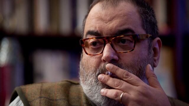 FILE - In this June 7, 2012 file photo, journalist Jorge Lanata smokes during an interview in Buenos Aires, Argentina. A recent report by the journalist links Argentina's President Cristina Fernandez to alleged money laundering, prompting furious denials from the Argentine government. Lanata noted that Fernandez made an unofficial stop in the Indian Ocean nation of the Seychelles during a trip to Asia in January, suggesting it was due to her connection with a firm there. He alleges the firm is part of an international network of shell companies used to launder money for the president and her late husband. Officials say Fernandez stayed 13 hours in Seychelles so her airplane could be refueled and the pilots could rest in the midst of a long journey. (AP Photo/Natacha Pisarenko, File) buenos aires jorge lanata periodista conductor de ppt notas entrevistas reportajes denuncias sobre lavado de dinero presidenta