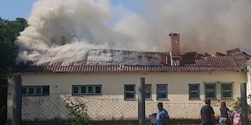 Escuela de Empedrado completamente quemada\u002E