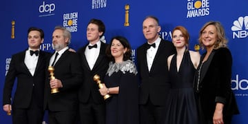 Beverly Hills (United States), 06/01/2020\u002E- (L-R) Dean-Charles Chapman, Sam Mendes holding the award for Best Director - Motion Picture '1917', George MacKay, Pippa Harris holding the Best Motion Picture - Drama award for Mendes' movie '1917', Callum McDougall, Krysty Wilson-Cairns and Jayne-Ann Tenggre pose in the press room during the 77th annual Golden Globe Awards ceremony at the Beverly Hilton Hotel, in Beverly Hills, California, USA, 05 January 2020\u002E (Estados Unidos) EFE/EPA/CHRISTIAN MONTERROSA