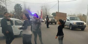 Vecinos vecinos cortó la calle Tirasso\u002E El objetivo de la protesta es que agentes del municipio y de la empresa proveedora del servicio se contacten con ellos para rever esta grave situación\u002E