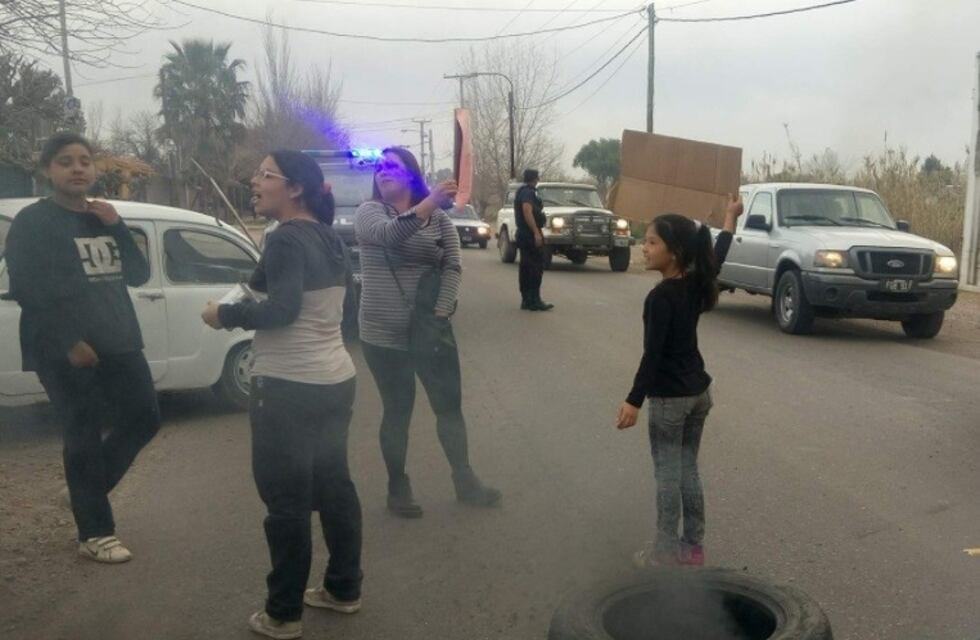 Más de 20 familias deben pagar $50.000 de luz y cortaron la calle
