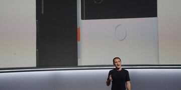Google's Mario Queiroz speaks about the Google Pixel 2 XL phones at a Google event at the SFJAZZ Center in San Francisco, Wednesday, Oct\u002E 4, 2017\u002E (AP Photo/Jeff Chiu) eeuu san francisco Mario Queiroz presentacion telefono celular Pixel 2 XL phone
