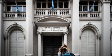 AME1697\u002E BUENOS AIRES (ARGENTINA), 22/05/2020\u002E- Una mujer camina frente al Banco Central este viernes, en Buenos Aires (Argentina)\u002E Argentina decidió alargar diez días más las negociaciones con poderosos fondos de inversión para llegar a un acuerdo que permita reestructurar 66\u002E238 millones de dólares de deuda externa, en un momento clave para el país por la recesión que arrastra desde 2018 y la amenaza de caer en un nuevo cese de pagos\u002E EFE/Juan Ignacio Roncoroni