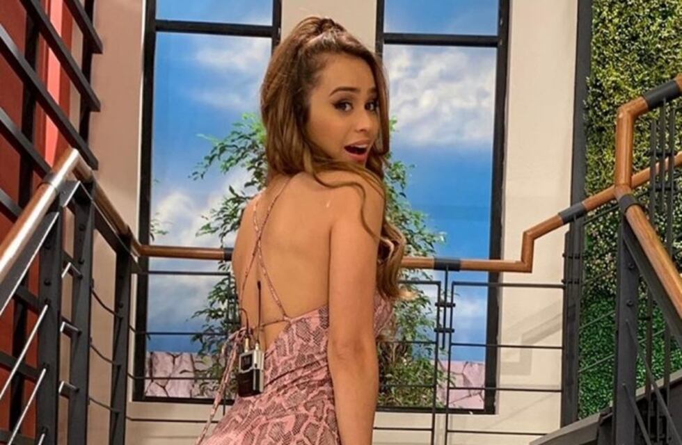 Yanet García posó recostada con lencería fucsia y encendió las redes