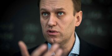 (FILES) In this file photo taken on January 16, 2018 Russian opposition leader Alexei Navalny speaks during an interview with AFP at the office of his Anti-corruption Foundation (FBK) in Moscow\u002E - The Russian opposition leader Alexei Navalny was in intensive care in a Siberian hospital on August 20, 2020 after he fell ill in what his spokeswoman said was a suspected poisoning\u002E (Photo by Mladen ANTONOV / AFP)