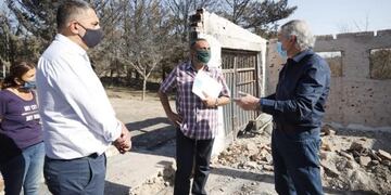 Vecino de Villa Giardino damnificado por el incendio, recibió la primera cuota del subsidio\u002E (Foto: Gobierno de Córdoba)\u002E