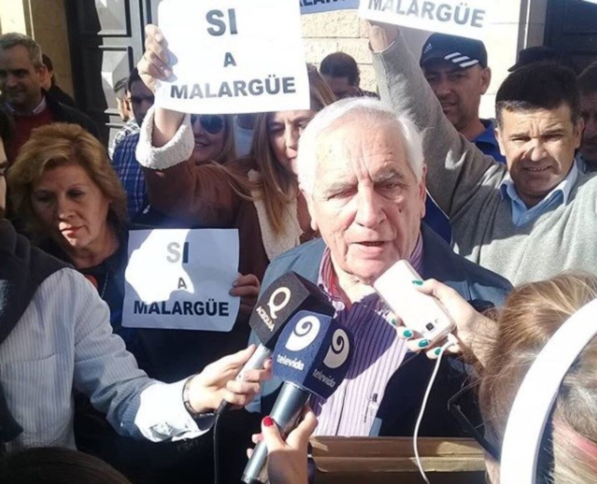 Vergara Martínez, intendente de Mlargüe en Casa de Gobierno de la Provincia de Mendoza defendiendo al departamento a favor del fracking\u002E