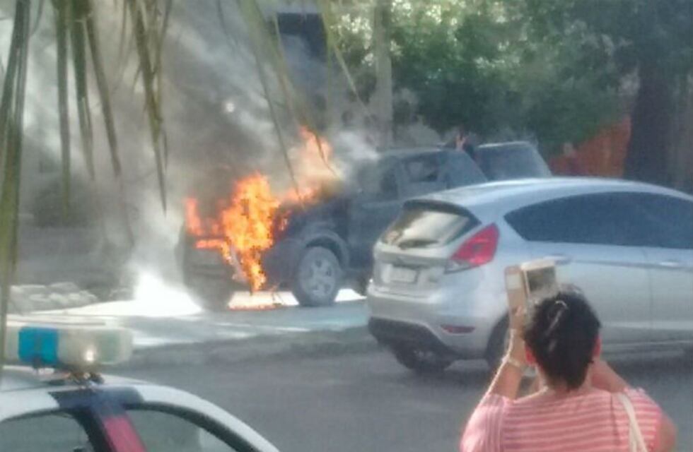 Se incendió una camioneta en plena Rafael Nuñez