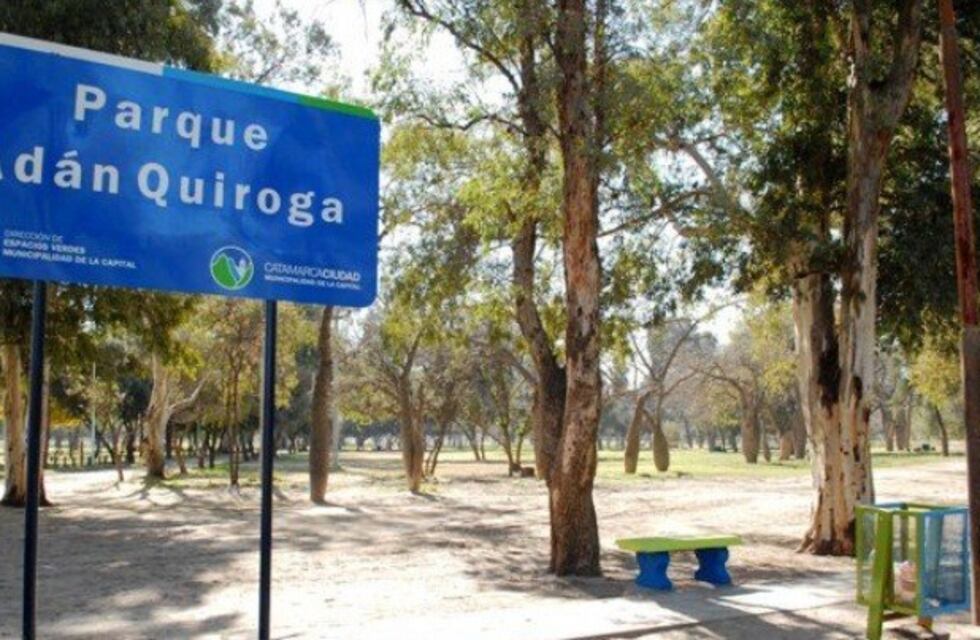 Estaba desnudo masturbándose en el parque y fue detenido por exhibicionismo