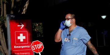 A hospital worker walks out of a garage amid an outbreak of the coronavirus disease (COVID-19), at the University of California San Francisco Parnassus campus in San Francisco, California, U\u002ES\u002E, April 1, 2020\u002E REUTERS/Shannon Stapleton