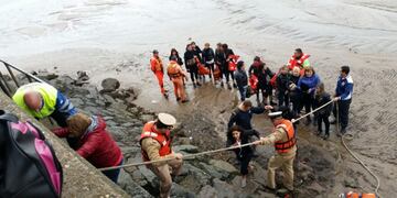 Prefectura rescató a 160 pasajeros del catamarán Libertad que quedó varado a la altura de Olivos\u002E
