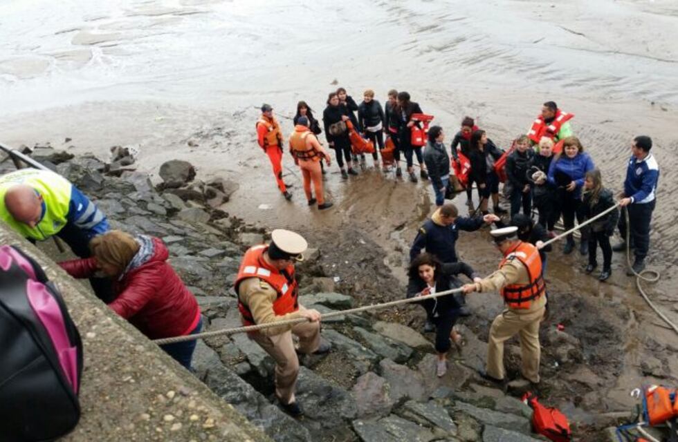 Prefectura rescató a más de 120 pasajeros de un catamarán varado en Olivos