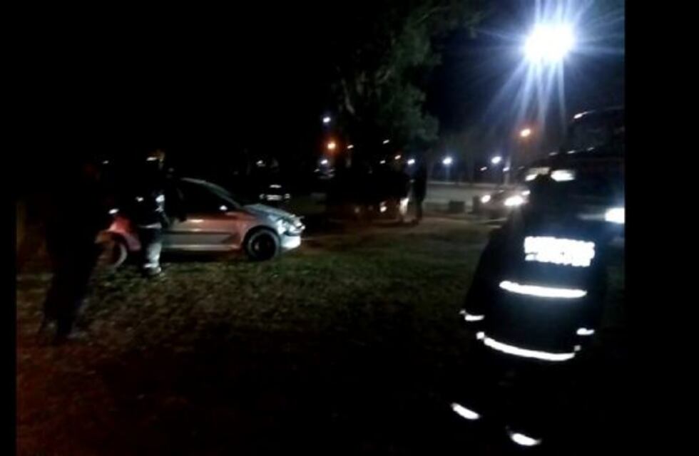 Un auto desbarrancó en la costa del Río Xanaes en Arroyito