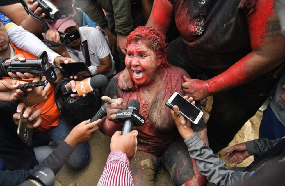 Bolivia: manifestantes secuestraron a una alcaldesa y la agredieron en plena calle