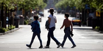 Una familia camina por Barcelona\u002E (Foto: EFE/Alberto Estévez)