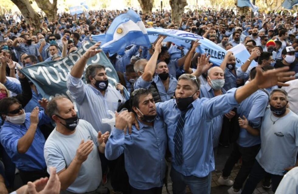 Sólo se saldó una parte de la deuda y sigue el paro de colectivos en Rosario