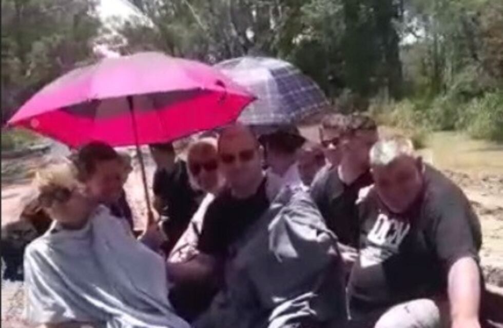 Insólito: empleados del Servicio Penitenciario son trasladados con un tractor por el mal estado de la ruta