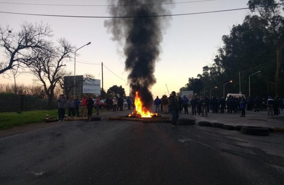 Piquetes en el cordón industrial en una jornada de paro por los despidos