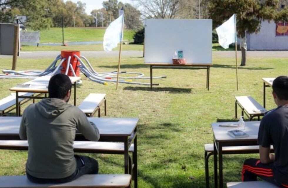 La Ciudad insiste con retomar las clases presenciales y propone hacerlo en plazas y polideportivos