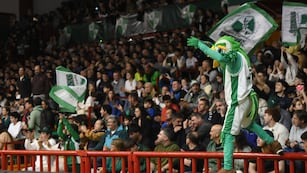 Como en los viejos tiempos, Atenas colmó el Cerutti para la final por el ascenso. Con loro y todo... (Facundo Luque / La Voz).