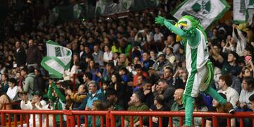 Como en los viejos tiempos, Atenas colmó el Cerutti para la final por el ascenso. Con loro y todo... (Facundo Luque / La Voz).