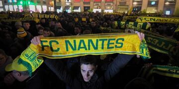 Hinchas del Nantes se juntaron en una plaza para pedir por Emiliano Sala\u002E (AFP)