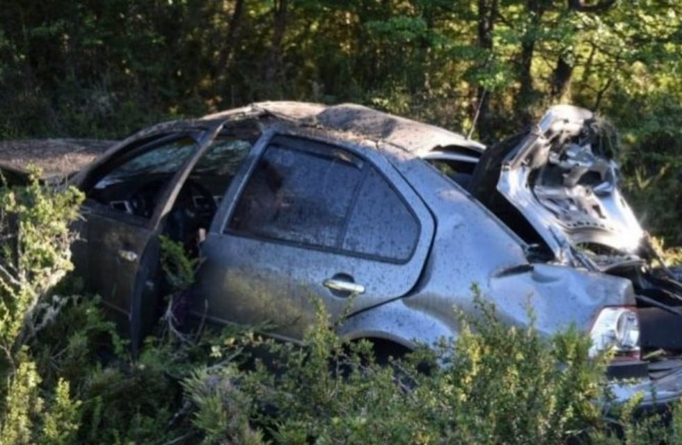 Un auto volcó en la Ruta de los Siete Lagos