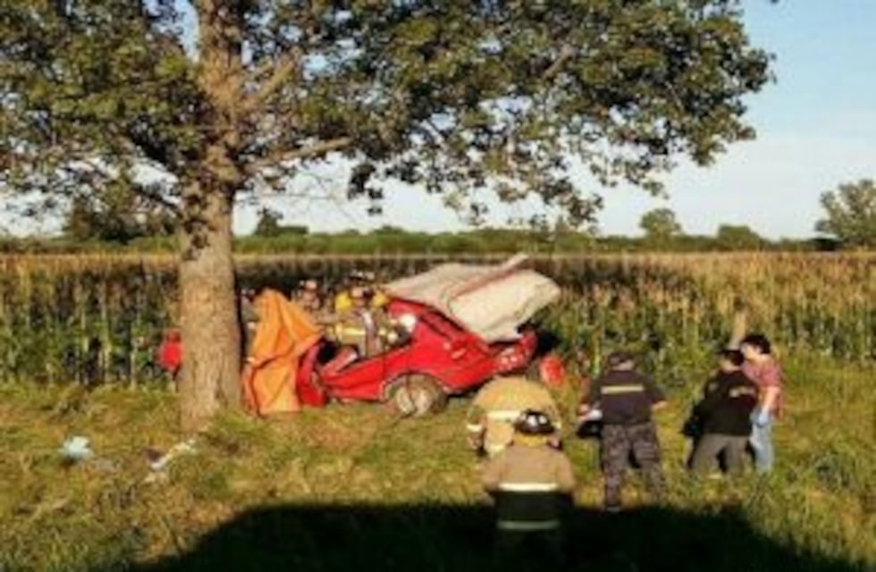 Dos jóvenes murieron y otros tres quedaron heridos tras despistar con un auto cerca de San Jorge
