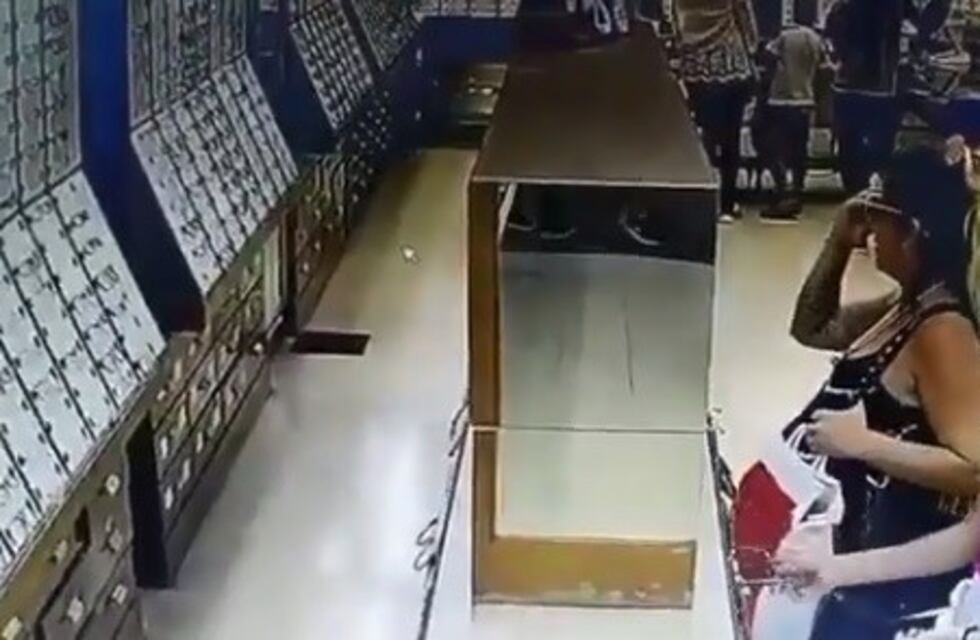 Escrachadas: difundieron un video de dos mecheras robando en una óptica de Tandil