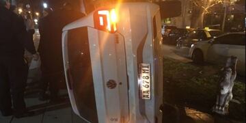 UN Volkswagen Gol terminó volcando sobre el cantero central de bulevar Oroño\u002E (Twitter)