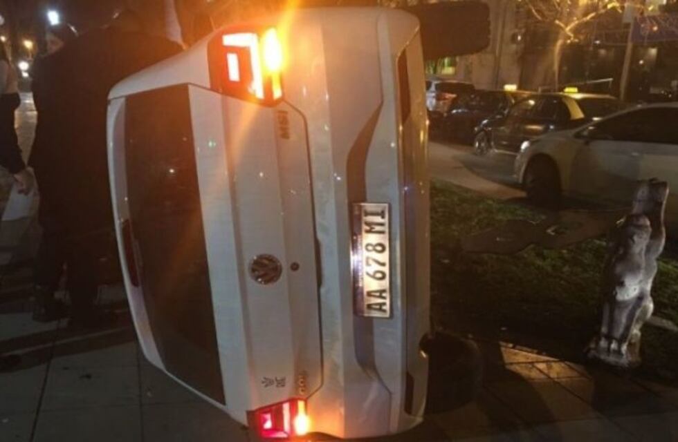 Insólito vuelco en Oroño: un auto terminó en el concurrido cantero central del bulevar