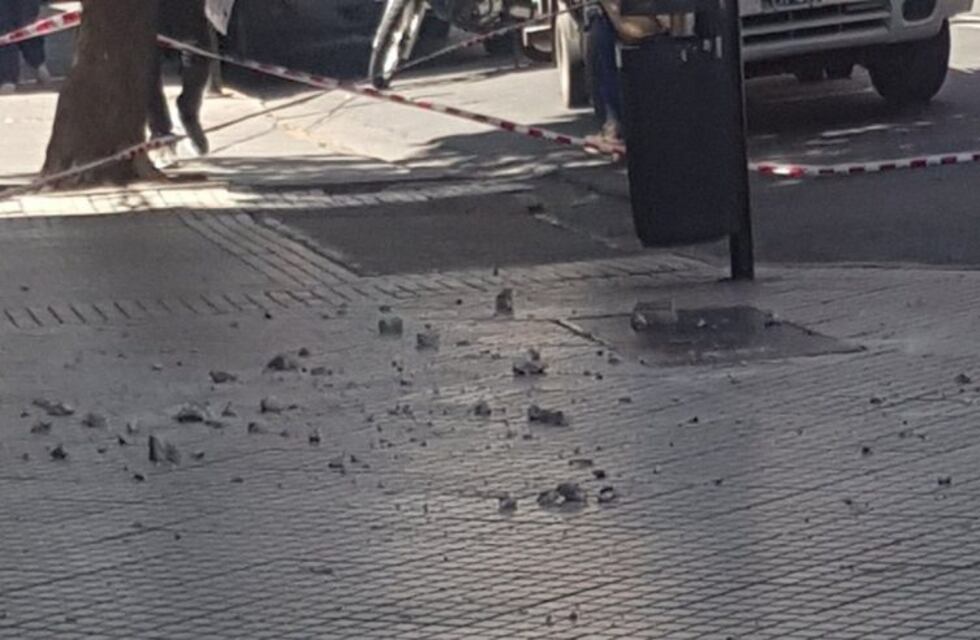 Cayó mampostería en el centro rosarino y tres personas sufrieron lesiones