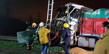 Los dos camiones chocaron de frente en el puente de la Ruta A012 sobre la autopista Rosario-Buenos Aires\u002E (Min\u002E Seguridad)