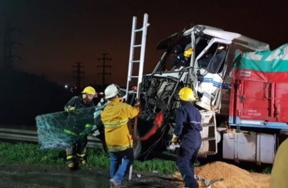 Choque frontal de camiones no dejó heridos de milagro