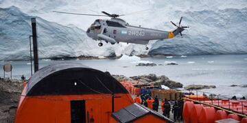 Helicóptero "Sea King" en operaciones logísticas en Base Antártica