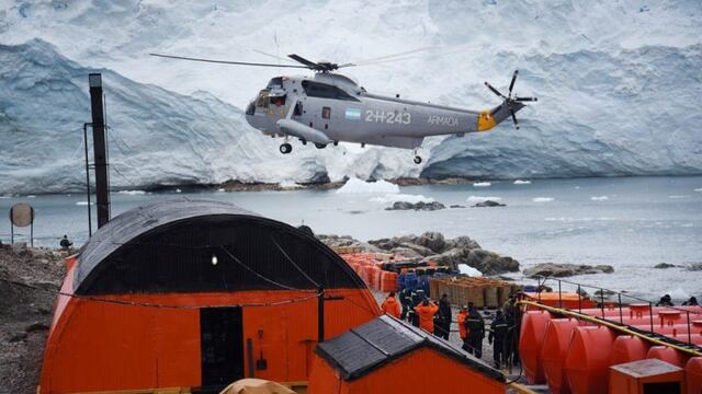 Helicóptero "Sea King" en operaciones logísticas en Base Antártica