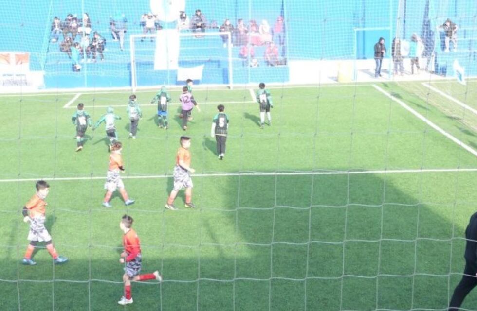 Gran encuentro de fútbol infantil en el Polideportivo Petrolero