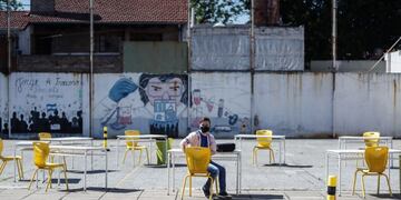 AME994\u002E BUENOS AIRES (ARGENTINA), 13/10/2020\u002E- Jóvenes del ultimo año de la escuela secundaria regresan a los colegios, este martes, luego de más de 200 días de clases en casa a causa de la pandemia de la COVID-19, en Buenos Aires (Argentina)\u002E Los estudiantes, usando tapabocas y respetando la distancia para evitar la propagación de la COVID-19, tomaron las clases al aire libre en los patios del colegio\u002E EFE/Juan Ignacio Roncoroni